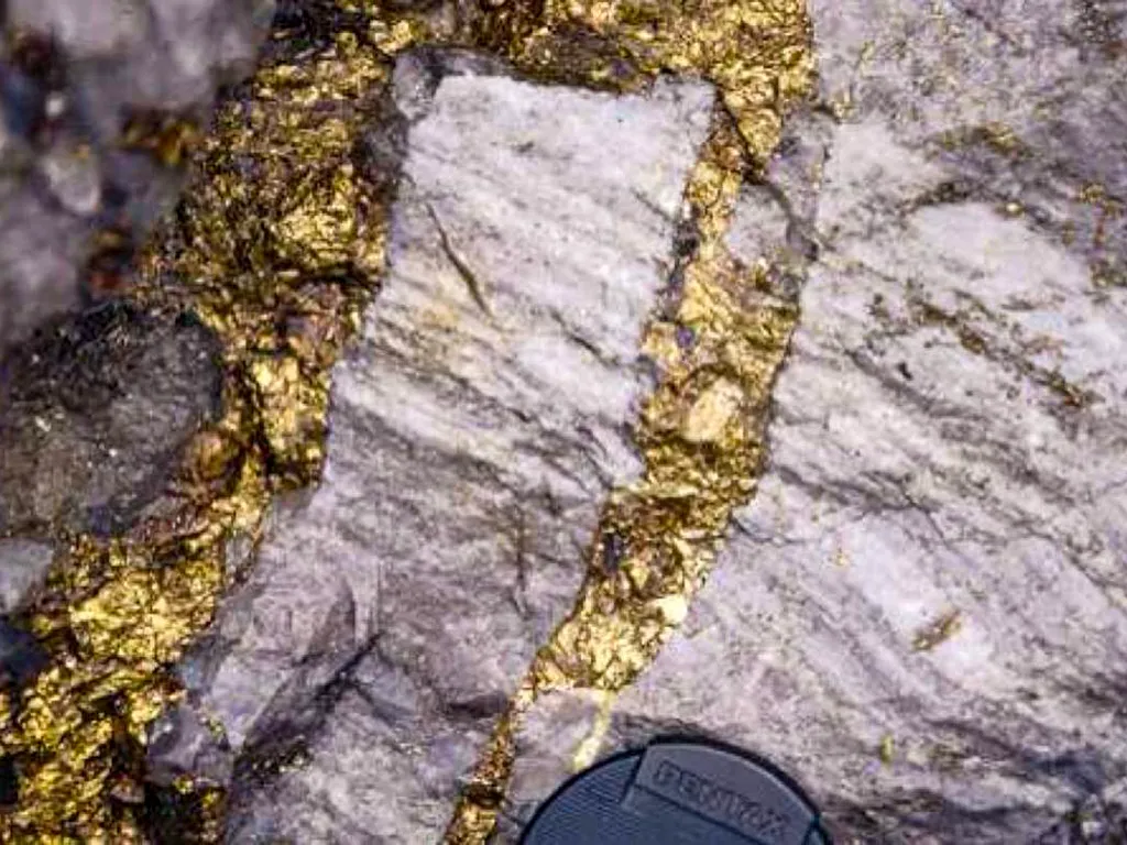 Granada Mining: Alquife Iron, Alpujarra Cinnabar & Historic Mineral Sites - Gold in quartz matrix